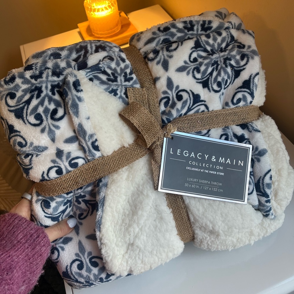 NWT Luxury Sherpa Throw 
Legacy and Main
50 x 60 inches.